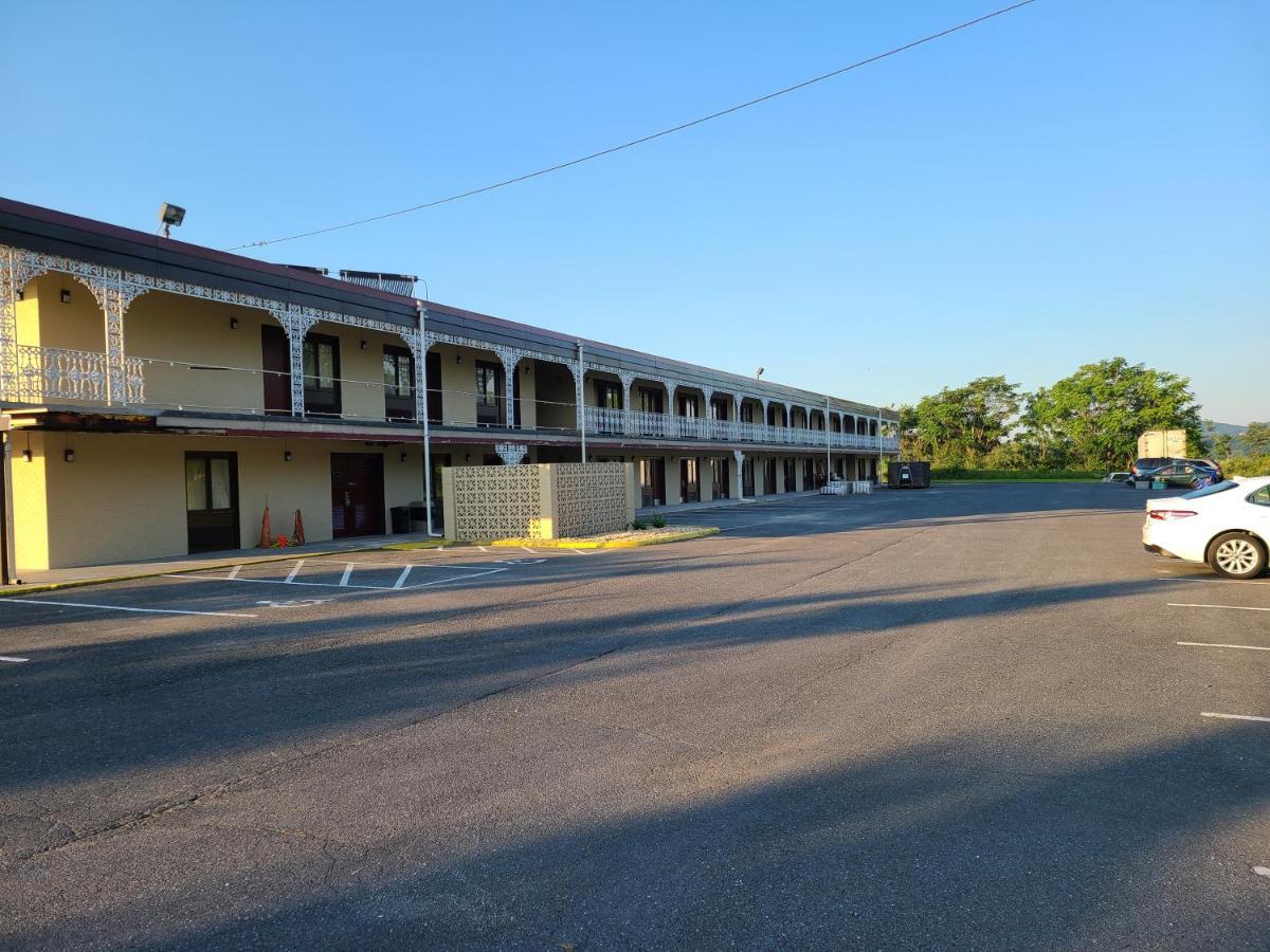 Red Roof Inn Staunton Exterior photo